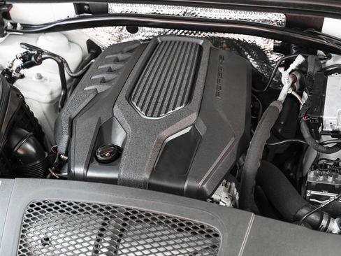 Certified 2024 Porsche Macan image 12