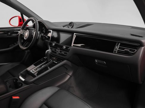 Certified 2026 Porsche Macan AWD/4WD image 22
