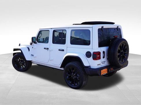 Used 2025 Jeep Wrangler Unlimited Sahara w/ Safety Group AWD/4WD image 8