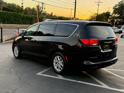 Used 2017 Chrysler Pacifica Touring FWD image 6