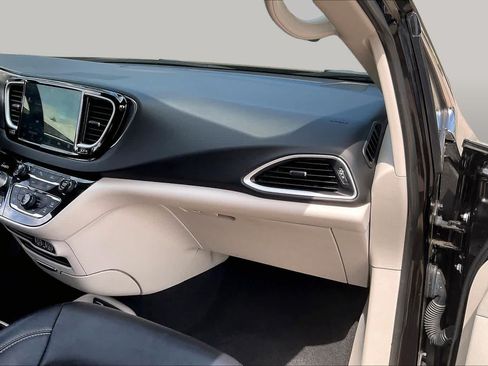 Certified 2024 Chrysler Pacifica Touring-L FWD image 18