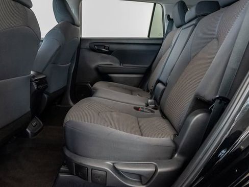 Used 2024 Toyota Highlander LE FWD image 21