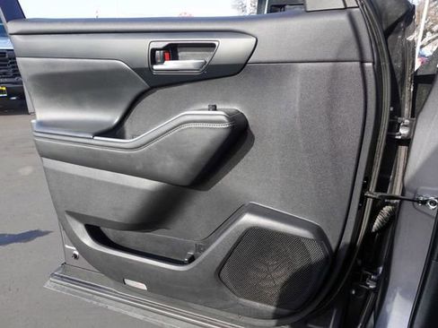 Certified 2022 Toyota Highlander XLE image 28