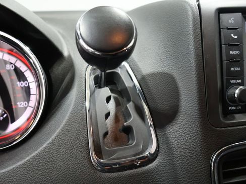 Used 2018 Dodge Grand Caravan SE w/ UConnect Hands-Free Group image 28