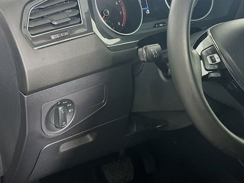Used 2021 Volkswagen Tiguan SE FWD image 16