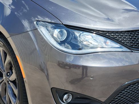 Used 2018 Chrysler Pacifica Touring-L Plus w/ Advanced Safetytec Group FWD image 10