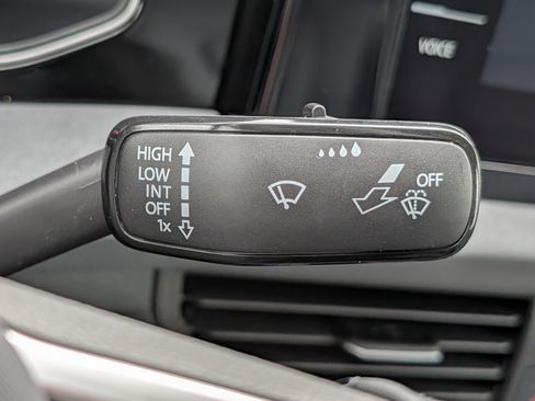 Used 2025 Volkswagen Jetta SE FWD image 31