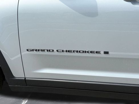 Used 2023 Jeep Grand Cherokee Altitude AWD/4WD image 10