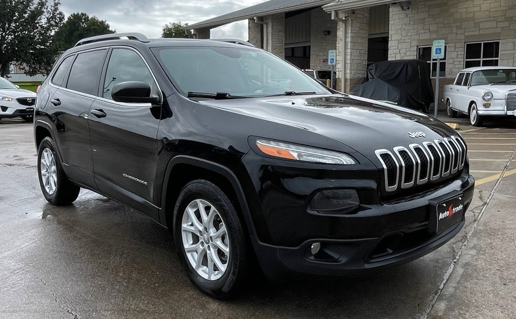 Used 2017 Jeep Cherokee Latitude AWD/4WD image 2