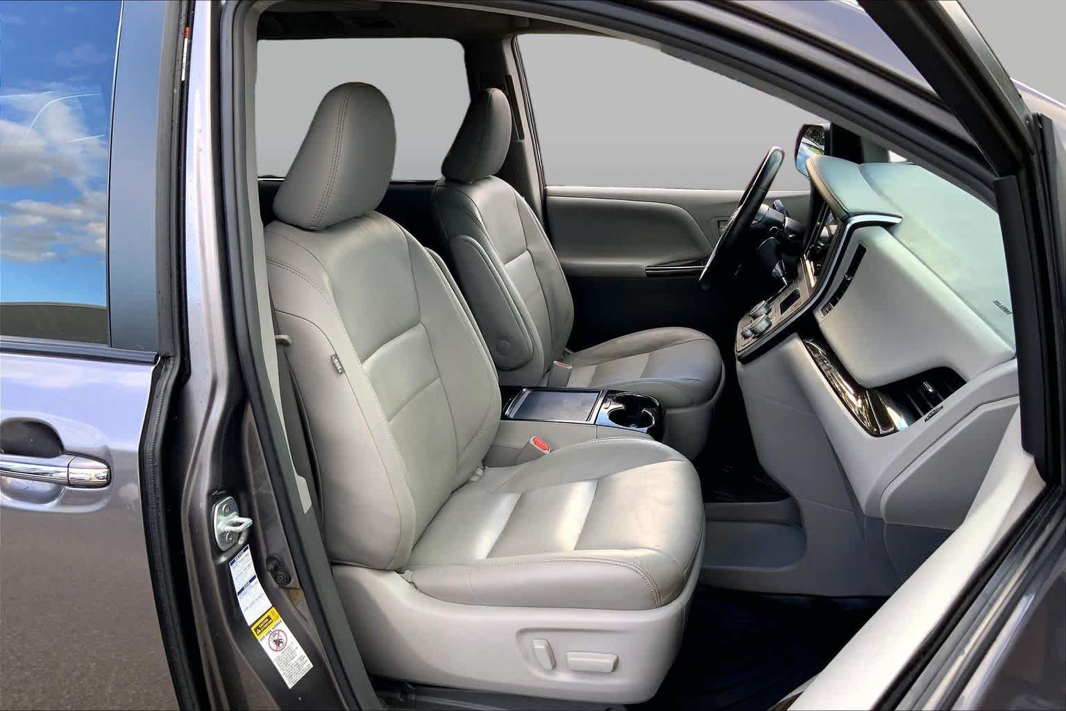 Used 2017 Toyota Sienna XLE Premium AWD/4WD image 8