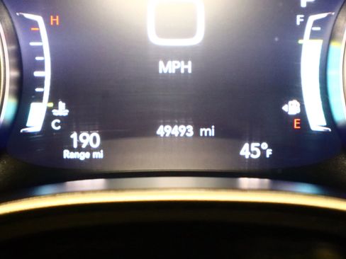 Used 2024 Chrysler Pacifica Touring-L image 14