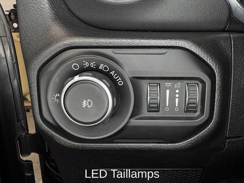 Used 2018 Jeep Wrangler Unlimited Sahara AWD/4WD image 14