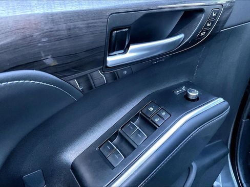 Certified 2025 Toyota Highlander Limited image 31