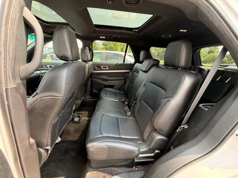 Used 2018 Ford Explorer XLT w/ Equipment Group 202A AWD/4WD image 8