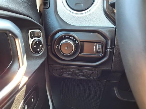 Used 2025 Jeep Wrangler Unlimited Sahara AWD/4WD image 17