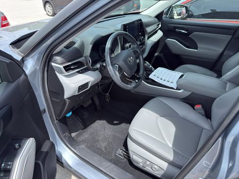 Used 2021 Toyota Highlander XLE AWD/4WD image 5