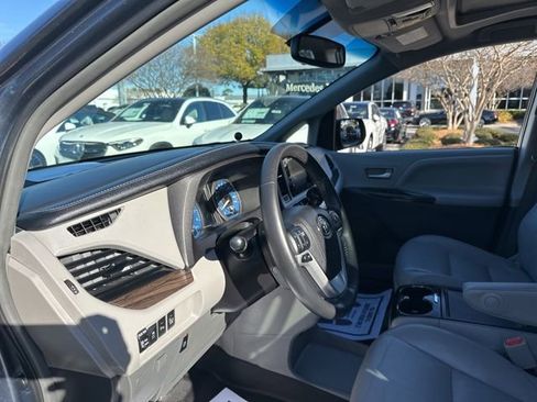 Used 2017 Toyota Sienna XLE Premium image 14