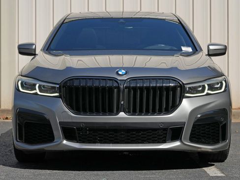Used 2022 BMW 740i w/ M Sport Package RWD image 7