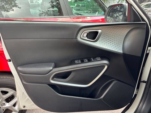 Used 2025 Kia Soul LX w/ LX Technology Package FWD image 18