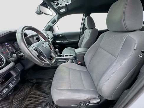 Used 2018 Toyota Tacoma TRD Off-Road w/ Technology Package image 13