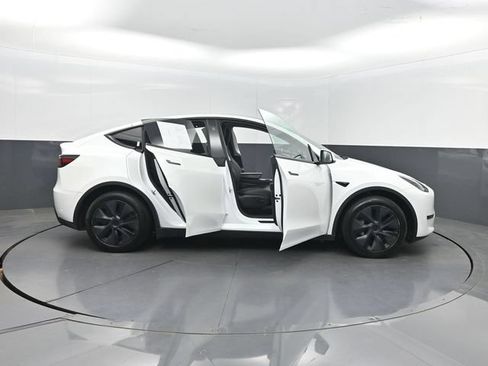 Used 2025 Tesla Model Y Long Range RWD image 33