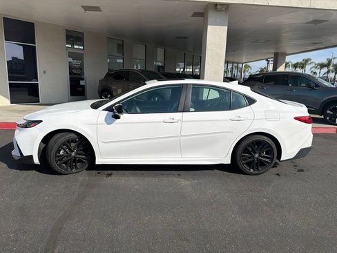Used 2025 Toyota Camry SE w/ Multimedia Upgrade Package FWD image 5