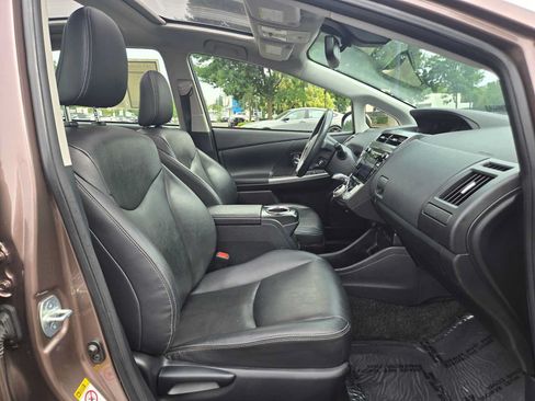 Used 2017 Toyota Prius V Five w/ Advanced Technology Package FWD image 11