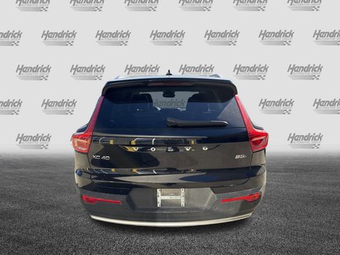 Used 2025 Volvo XC40 B5 Core image 9