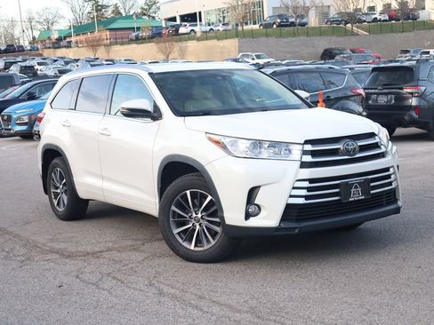 Used 2018 Toyota Highlander XLE AWD/4WD image 2
