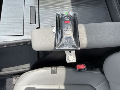 Used 2026 Toyota Sienna XLE FWD image 37