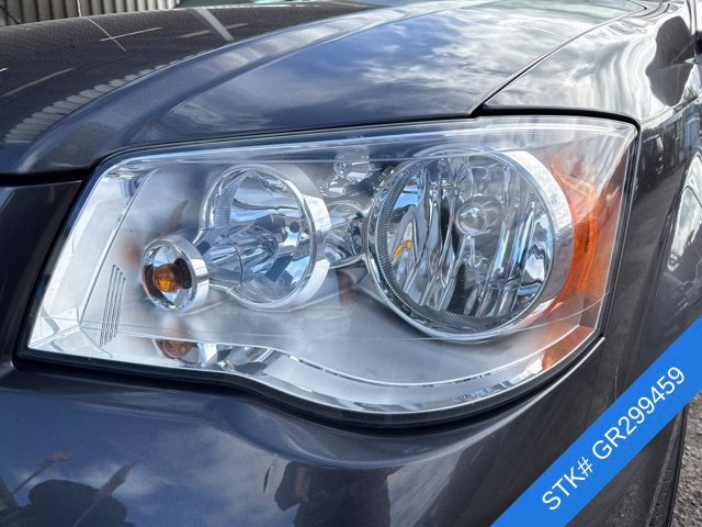 Used 2016 Chrysler Town & Country Touring FWD image 4