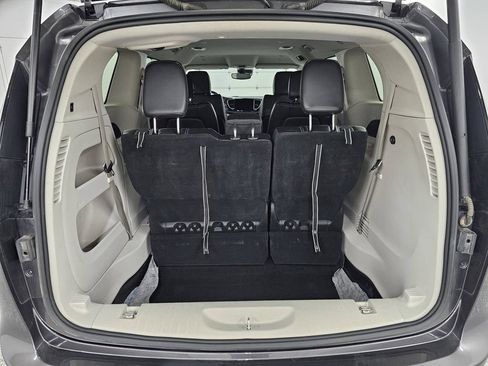 Used 2023 Chrysler Pacifica Touring-L FWD image 25