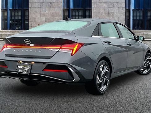 Used 2025 Hyundai Elantra SEL FWD image 11