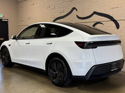 Used 2026 Tesla Model Y 2WD image 9