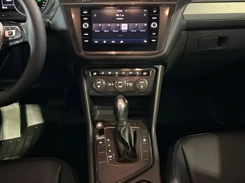 Used 2018 Volkswagen Tiguan SEL FWD image 31
