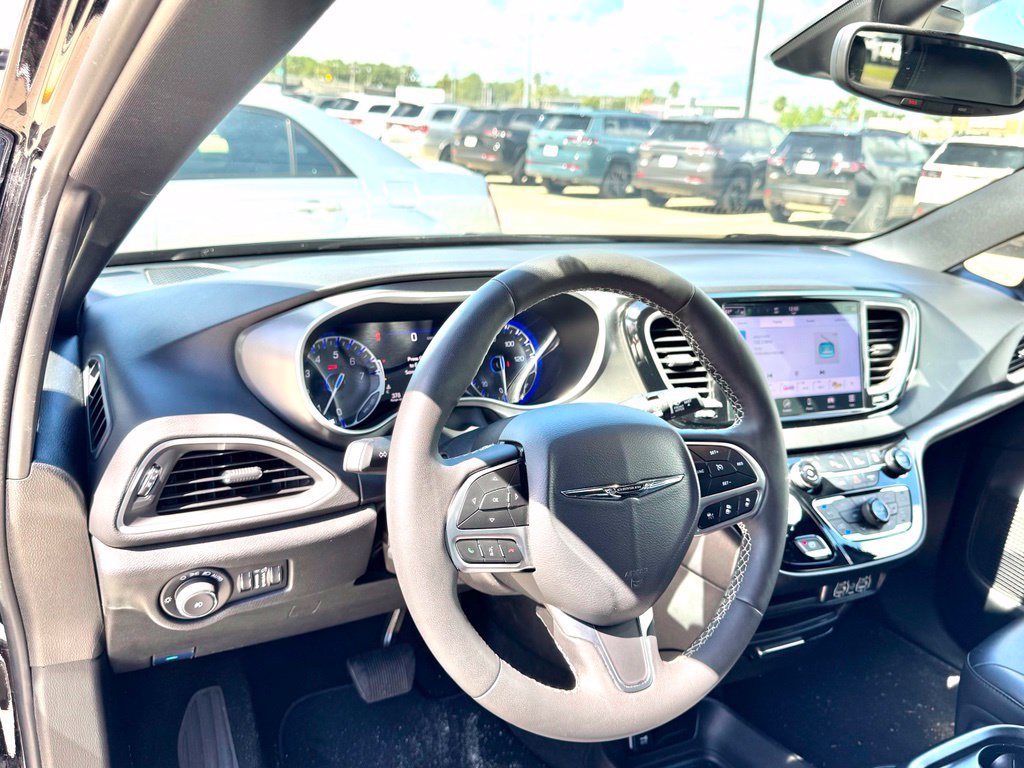 Used 2025 Chrysler Pacifica Select FWD image 11