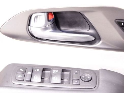 Used 2024 Chrysler Pacifica Touring-L image 24