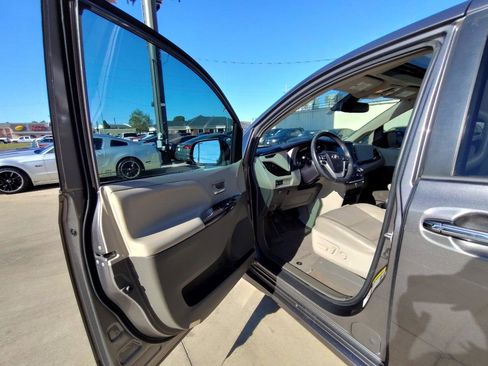 Used 2018 Toyota Sienna XLE w/ XLE Navigation Package image 14