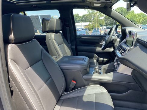 Used 2023 GMC Yukon XL SLT w/ SLT Premium Package AWD/4WD image 3