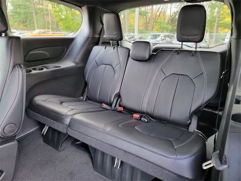 New 2026 Chrysler Pacifica Select image 21