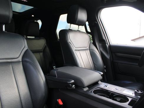 Used 2019 Land Rover Discovery SE AWD/4WD image 14