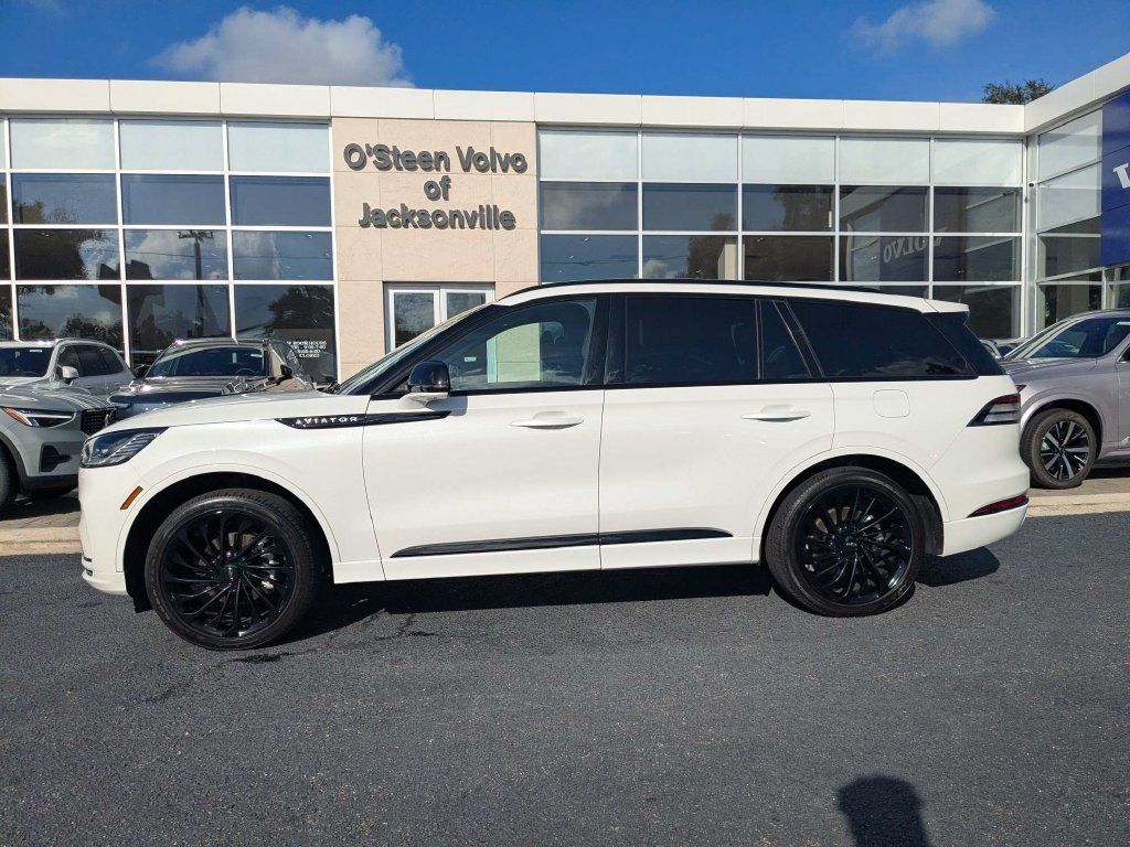 Used 2025 Lincoln Aviator Reserve w/ Equipment Group 201A AWD/4WD image 3
