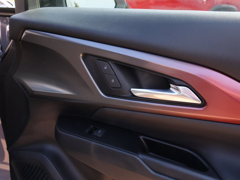 Certified 2024 Chevrolet Equinox EV RS FWD image 8