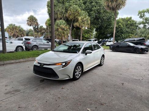 Used 2021 Toyota Corolla LE FWD image 2
