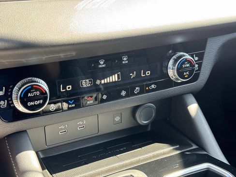 New 2025 Mitsubishi Outlander SEL image 25