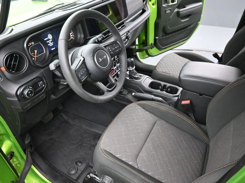 Used 2025 Jeep Gladiator Mojave w/ Safety Group image 9