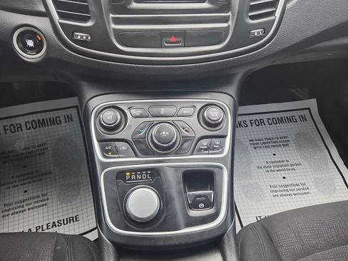 Used 2015 Chrysler 200 Limited FWD image 9