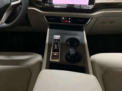 Used 2024 Volkswagen Atlas SE FWD image 17