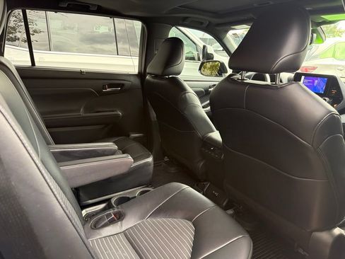 Used 2024 Toyota Highlander XSE FWD image 6