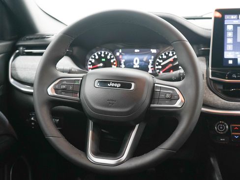 Used 2023 Jeep Compass Latitude AWD/4WD image 16